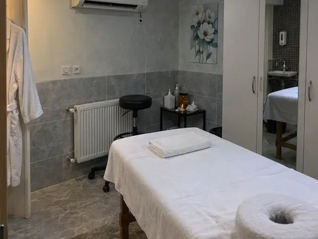 Gri mermer duvarlı, aydınlık masaj odası — Beyoğlu, Masaj Salonun