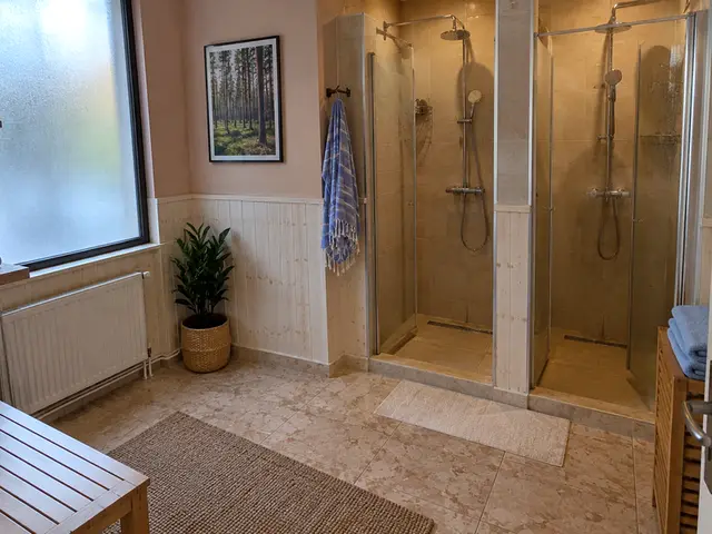 Duş kabinleri ve bank bulunan hamam öncesi alan — Beyoğlu, Masaj Salonun