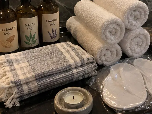 Masaj ve lavanta yağı, rulo havlular ve ekose peştemal — Beyoğlu, Masaj Salonun