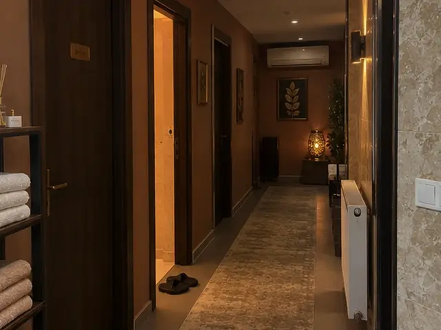 Havlu rafı ve terlikleriyle salon koridoru — Beyoğlu, Masaj Salonun